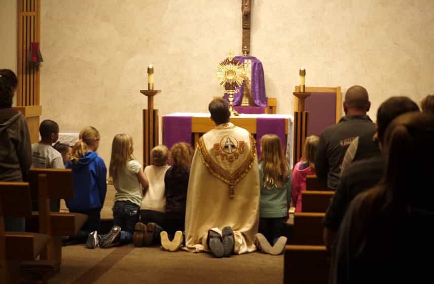Waarom (en hoe) jij jouw kinderen naar Eucharistische Aanbidding brengt
