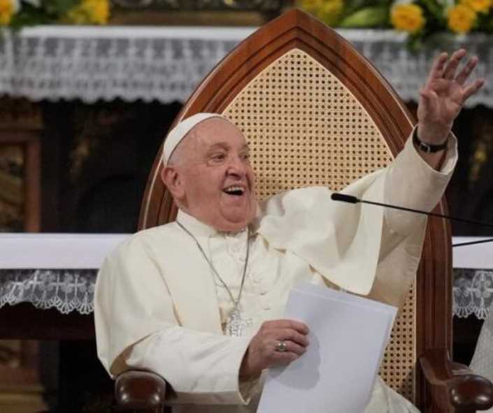 Is paus Franciscus een controversiële figuur in de moderne Kerk?